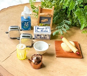 Vintage Puppenhaus Miniatur Küche Kochen Toaster Brot Kuchen Box Schüssel Nudelholz - Bild 1 von 5