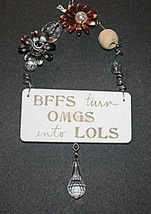 Vintage Sandra Magsamen Ornament mit Holzplakette & Perlen - Bild 1 von 6