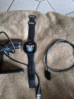 fitbit versa  3 Smartwatch mit Ladekabel und Ladestion - Bild 1 von 4