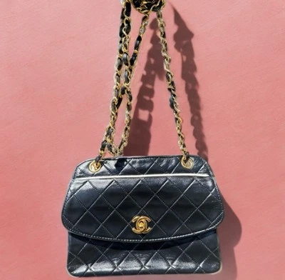 Bolso de Mano Chanel Negro Piel de Cordero Mini Solapa Única Tono Dorado Foto 1 de 4