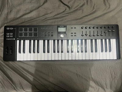 Controlador de teclado Arturia KeyLab Essential 49 teclas midi negro Foto 1 de 4