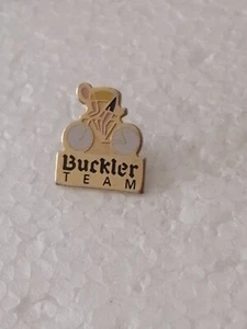 Pin's Pins Pin Boisson Alcool Bière CYCLISME MAILLOT JAUNE TEAM "BUCKLER"  - Picture 1 of 2
