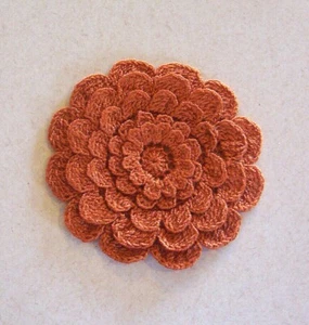Aplique de flor de mamá de 5 capas naranja quemada de ganchillo costura grande - Imagen 1 de 2