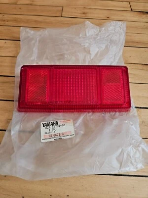 Lente de luz trasera Yamaha 821-84721-00 vintage NOS Foto 1 de 2