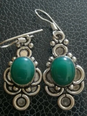 Orecchini pendenti vintage color argento con pietra verde - Immagine 1 di 4