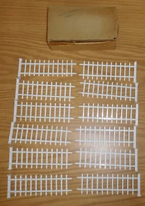 PLASTICVILLE DEALER BOX WHITE PICKET FENCE LOT (12) PIECES O O-27 GAUGE SCALE - Picture 1 of 6