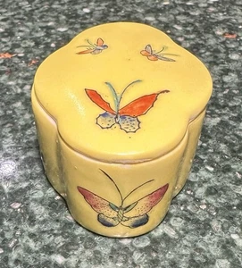 Caja de baratijas de porcelana pintada a mano japonesa mariposas firmada de colección - Imagen 1 de 7