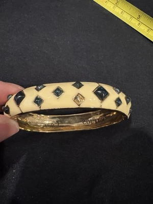 Brazalete Juicy Couture esmaltado con piedra de imitación azul. Solo falta una piedra Foto 1 de 4