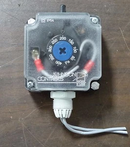 Johnson Controls P233A-4-PA Differential Air Pressure Switch - Picture 1 of 3