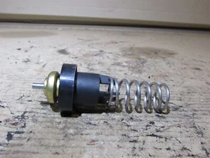 Range Rover L322 3.6 engine thermostat housing coolant pipe spring valve - Imagen 1 de 5