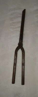 ANTIQUE METAL HAIR CURLING IRON - image 1 of 4