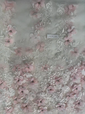 Elegante tela de encaje con flores rosas y blanco, bordado plateado. Foto 1 de 3