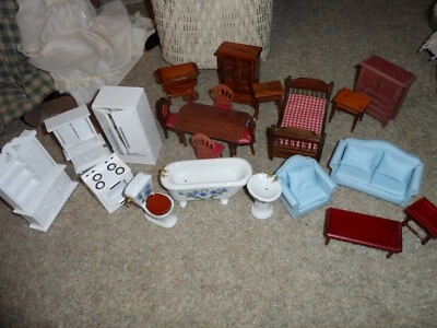 Lote de MUEBLES PARA CASA DE MUÑECAS para 5 habitaciones baño, salón, comedor, cama, kit Bespaq en muy buena condición 1:12 Foto 1 de 4