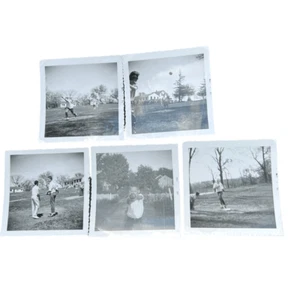Foto vintage bianco e nero bambini ragazzi che giocano sport corsa fuori anni 50 - Foto 1 di 8
