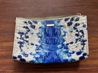 Pulsera pequeña Brahmin de cuero azul y blanco cocodrilo en relieve Foto 1 de 4