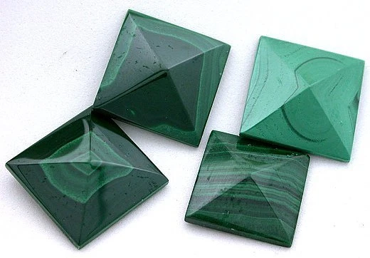 UNA Piedra Preciosa Cabujón Cabujón Cabujón Pirámide Cúpula Baja Cuadrada de Malaquita de 20 mm MUY ANTIGUO STOCK Foto 1 de 1