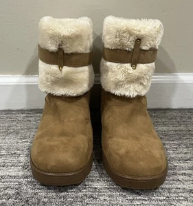 Botas con puño de piel de oveja sintética tostadas australianas G by GUESS con detalles en tono dorado 7 1/2 - Imagen 1 de 11