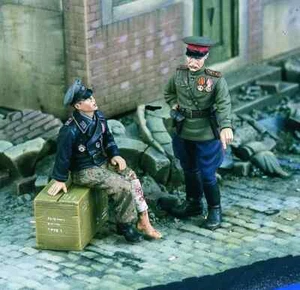 1/35 WWII Soviet Officer w/Captured Wounded German Officer - 013 - CLEARANCE - Picture 1 of 1