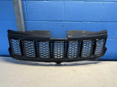 Grelha superior dianteira Jeep Grand Cherokee 2016 - 2021 fabricante de equipamento original com malha cromada 68258419AC - Imagem 1 de 4