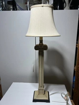 Lámpara de mesa alta con pantalla 37" piedra beige, base es de 7" por 5-3/4" Foto 1 de 4