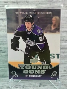 2010-11 Mazzo superiore - #224 - Young Guns - Kyle Clifford RC (LAK) LA Kings - Foto 1 di 2