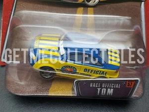 DISNEY PIXAR CARS OFICIAL DE CARRERAS TOM WOC AHORRO 6% GMC - Imagen 1 de 3