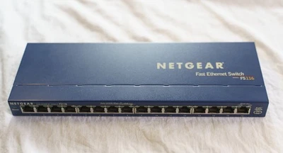 Netgear FS 116 Netzwerk Switch und Konvolut Netzwerk Kabel versch. Längen + Cat - Bild 1 von 4