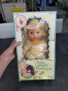 Muñeca Kenner Merengue Limón Beso Blow Kiss Bebé Pastel Corto Fresa 1982 De Colección Nueva - Imagen 1 de 10