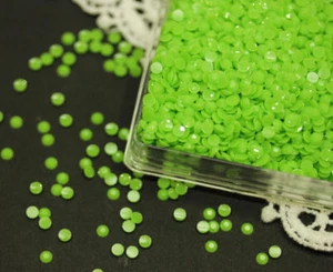 2gr strass verde foglia opachi da incollare misura 3mm circa 330pz strass - Picture 1 of 1