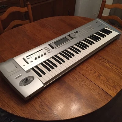 KORG Triton Le Music Workstation 61-Key Synth Keyboard with Manuals BARELY USED! - Image 1 of 4