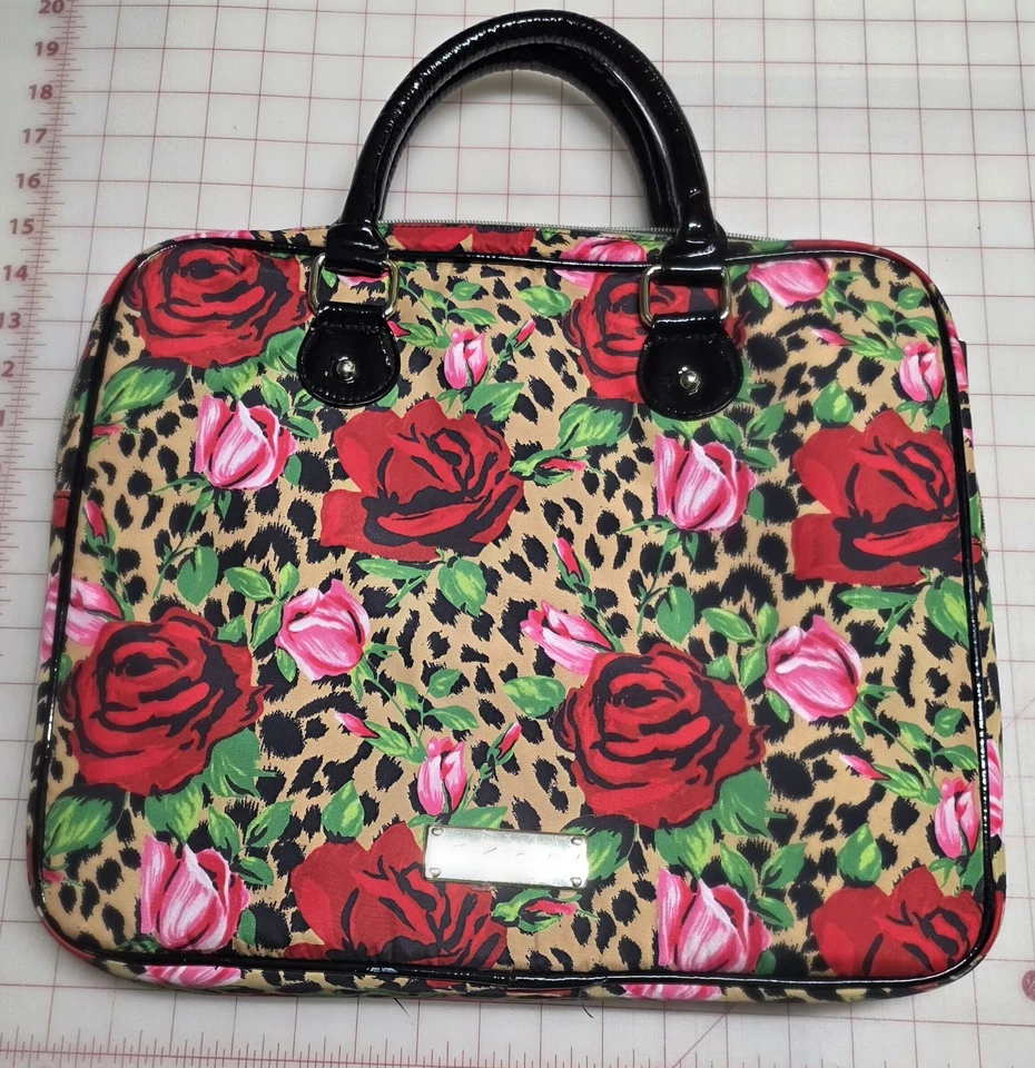 Estuche para computadora portátil Betsey Johnson Roses & Cheetah usado en excelente estado Foto 1 de 3