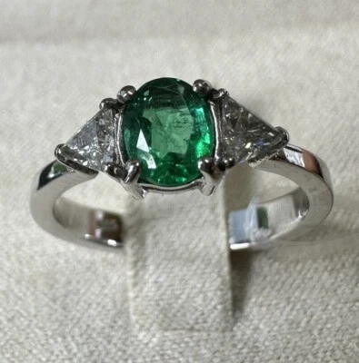 Anillo De Oro 18Kt. Con Diamantes Corte Triángulo Y Esmeralda Natural Colombia - Imagen 1 de 4