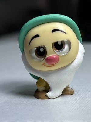 Minifigura tímida de Blancanieves y los siete enanitos Disney Doorables serie 6 Foto 1 de 2