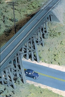 WOOD TRESTLE - UNDERPASS GIRDER DECK HO Scale PLASTIC KIT WALTHERS 933-3147 NEW - Image 1 of 4