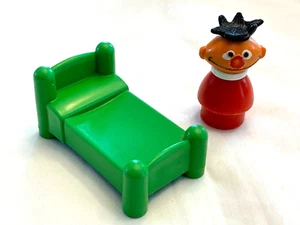 Fisher Price Little People  Green Bed 1984 HTF From Sesame Street set + Burt - Picture 1 of 13