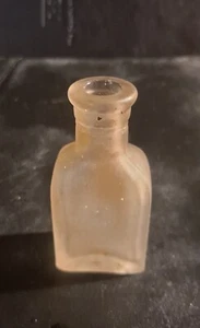 Botella de vidrio esmerilado Cutex de principios de 1900 en relieve en base de 2 1/2" de alto - Imagen 1 de 7