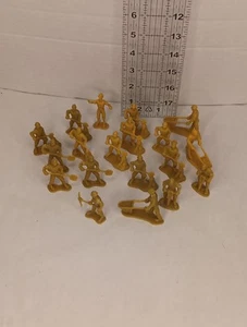Menge 19 Vintage Kunststoff "beschäftigt" goldfarben Armee Soldaten Figuren, 1,25" groß - Bild 1 von 4
