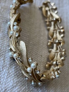 RARE CROWN TRIFARI Gold PEARL AND RHINESTONE BRACELET 7.5" - Picture 1 of 10