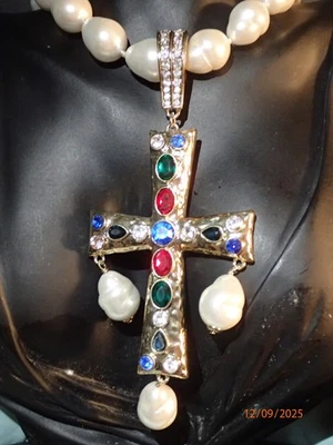 Collar Colgante Heidi Daus "Le Monde" Cristal Potenciador Cruz-NUEVO CON ETIQUETAS-$199,95 Foto 1 de 4