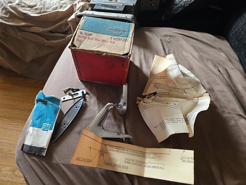 ESPEJO RETROVISOR LATERAL PASAJERO CHEVY VEGA 1971-74 994106 OEM VINTAGE COMO NUEVO CON HERRAJES Foto 1 de 4