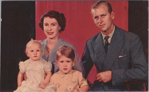 Postal de la reina Isabel II y la familia real UNP - Imagen 1 de 2