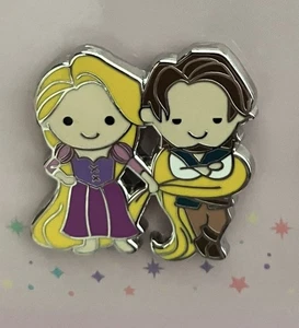 Prendedor Disney LE 750 Its a Small Fantasyland Parejas Rapunzel Flynn Enredado - Imagen 1 de 1
