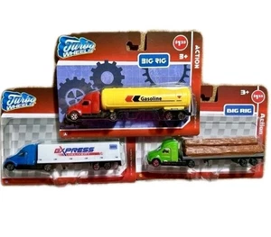 Lotto 3 Turbo Wheels Action Big Rig Truck Benzina e Consegna Express Nuovi con scatola - Foto 1 di 5