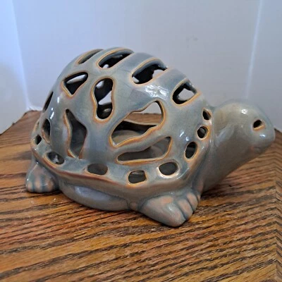 Candelabro Tortuga Verde con Diseño de Recorte 8.5'' L x 6 1/4'' W x 4'' H Foto 1 de 4