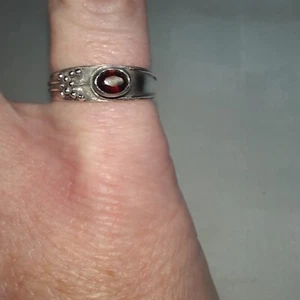 07K14 JOLIE STYLE ANCIENNE BAGUE EN ARGENT MASSIF GRENAT 925 TAILLE 55/56 - Picture 1 of 5