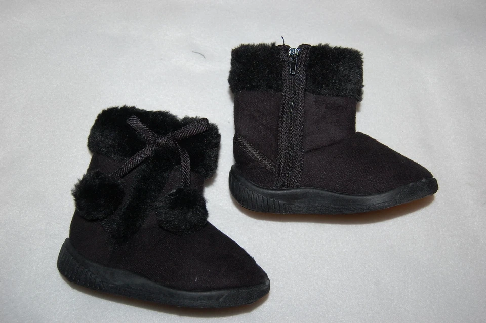 BOTAS DE GAMUZA NEGRAS SIMULADAS para bebés pequeños niñas ribete de piel sintética POMPONES cremallera laterales 9 Foto 1 de 1