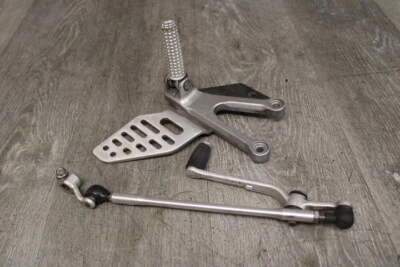 Juego de estriberas traseras izquierda Yamaha YZF R6 2010 con palanca de cambios 2C0-18115-00-00 Foto 1 de 4