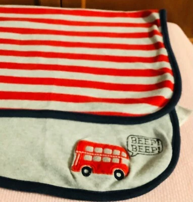 Manta bebé algodón Just One You Carter's London Bus pitido gris rayas rojas Foto 1 de 4
