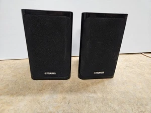 Par de 2 altavoces satélite envolventes Yamaha NS-B40 100W negros probados 6 ohmios - Imagen 1 de 7