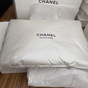 Chanel Skincare/Cosmetic Pouch Pearl white Rare NWOT Nice Size - Picture 1 of 7